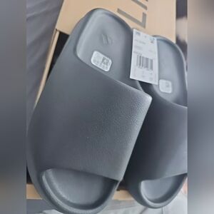 Adidas x YZY Slides - Size 5 - Onyx